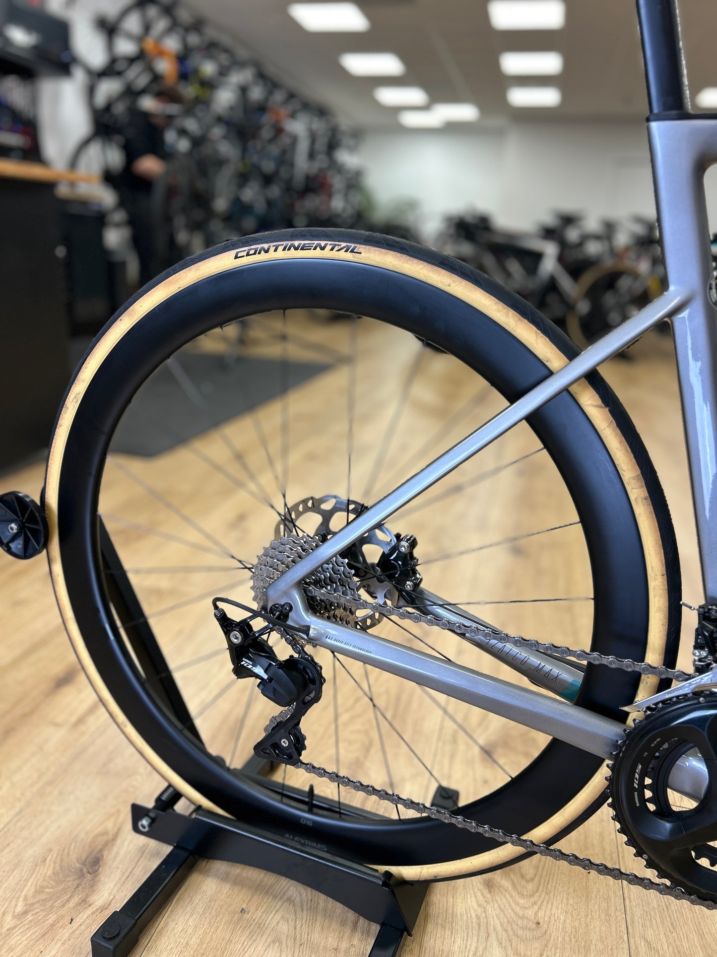 Focus Izalco MAX Disc 8.7 Carbon Racefiets