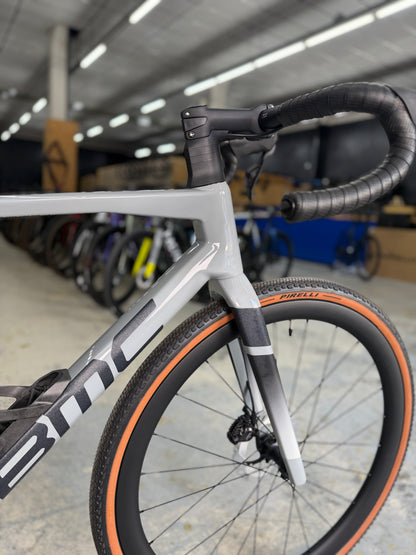 NIEUW BMC Kaius 01 THREE Di2 Gravel Fiets