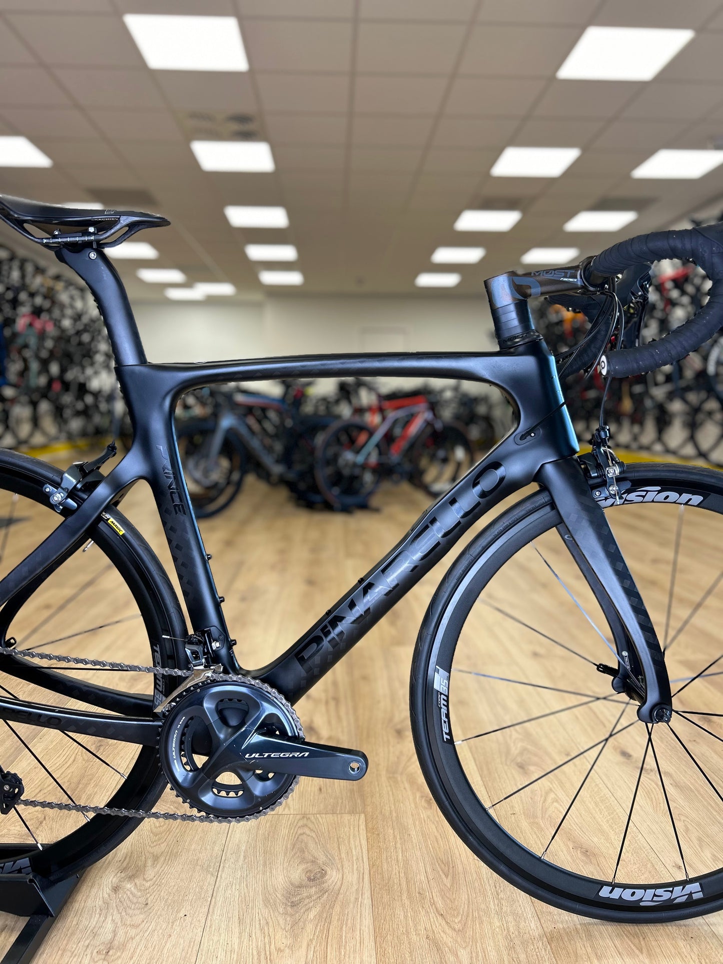 Showroom Pinarello Prince Carbon Ultegra Racefiets