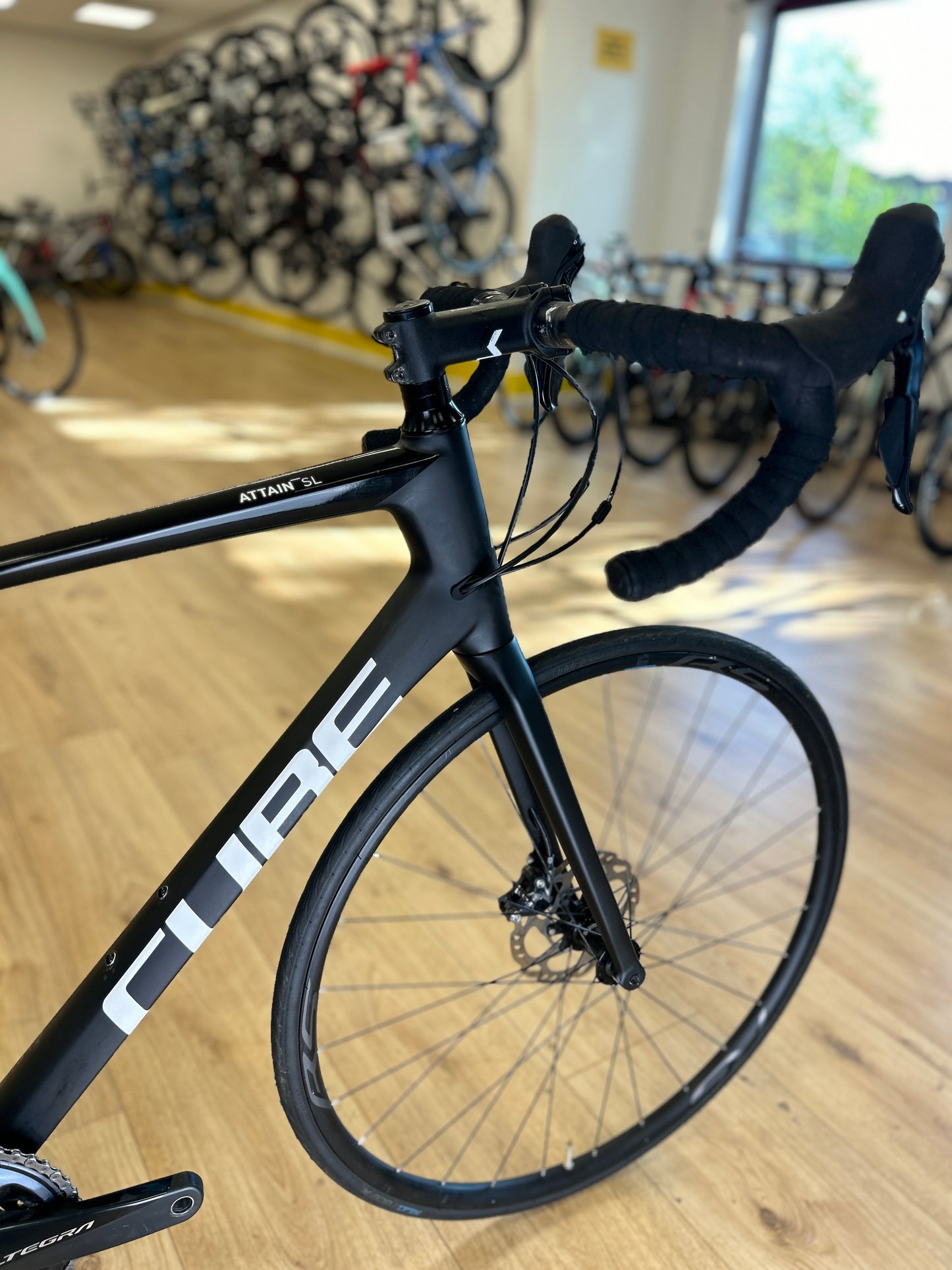 Cube Attain Carbon Disc Racefiets
