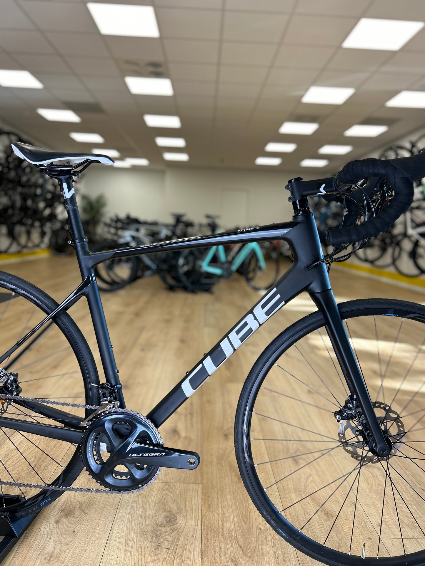 Cube Attain Carbon Disc Racefiets